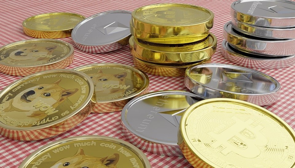 Kryptowährungen - Coins auf einem Tisch