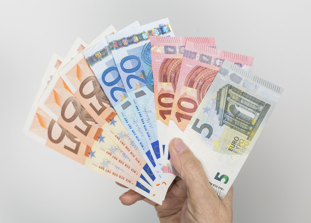 Ergebnis einer Geldanlage werden Euro Scheinen verdeutlicht